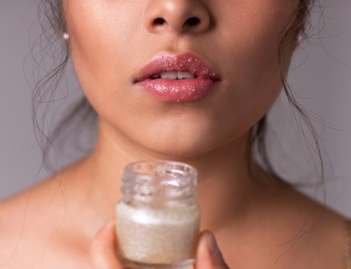 Plumping lip gloss: πόσο ασφαλής είναι αυτή η μέθοδος για τα χείλη μας;