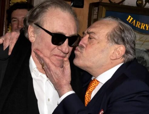 Φιλί συμφιλίωσης: Ο Ζεράρ Ντεπαρντιέ ζήτησε συγγνώμη από τον παπαράτσι που είχε χτυπήσει