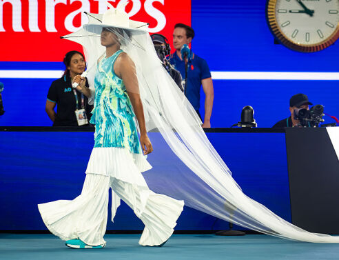 Η εντυπωσιακή είσοδος της Ναόμι Οσάκα στο Australian Open με outfit εμπνευσμένο από… μέδουσα