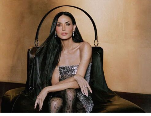 Η Ντέμι Μουρ αποθεώνεται ως Fashion Icon με ασημένιο φόρεμα που κλέβει τις εντυπώσεις