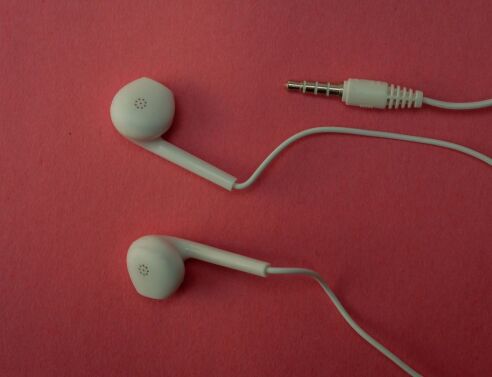 Γιατί τα ενσύρματα ακουστικά επιστρέφουν στη μόδα