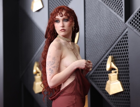 Grammy 2026: Η τολμηρή τόπλες εμφάνιση της Τσάπελ Ρόουν τράβηξε όλα τα βλέμματα στο κόκκινο χαλί