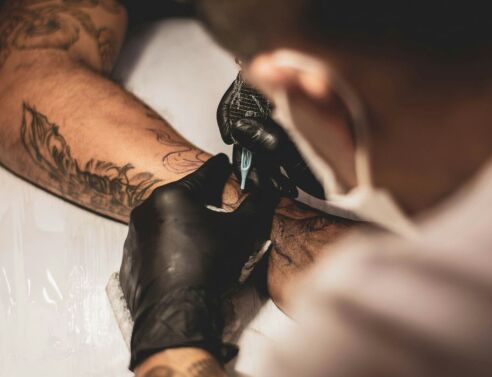 Όταν το τατουάζ παύει να είναι για πάντα: γιατί όλο και περισσότεροι λένε «αντίο» στο μελάνι