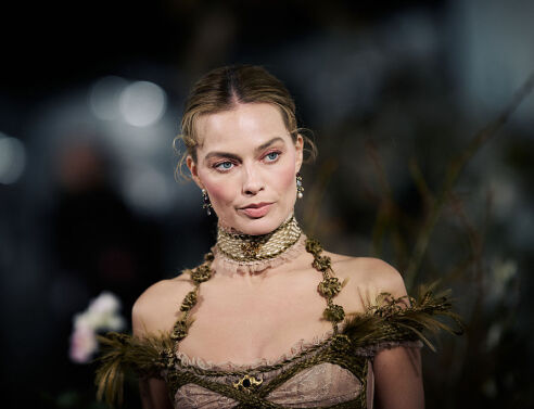 Το choker κάνει δυναμικό comeback – Η Μάργκοτ Ρόμπι οδηγεί το trend