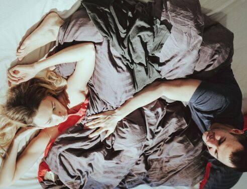 Είναι εφικτά τα πλατωνικά sleepovers; Τι λένε οι ειδικοί και γιατί το TikTok διχάζεται