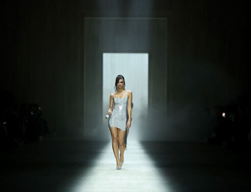 Αντικείμενο συζήτησης το περίεργο περπάτημα της Έμιλι Ραταϊκόφσκι στο show της Gucci