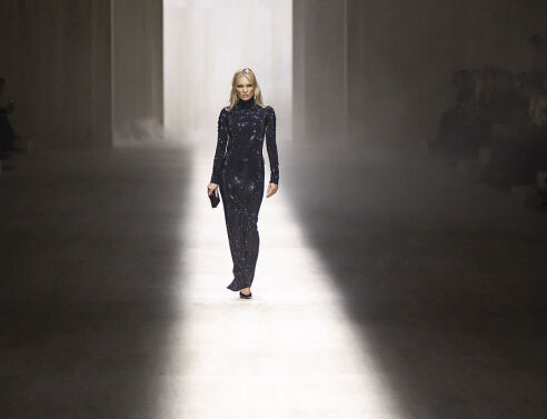 Η στιγμή που η Κέιτ Μος ανάβει φωτιές στο Μιλάνο με ένα thong φόρεμα