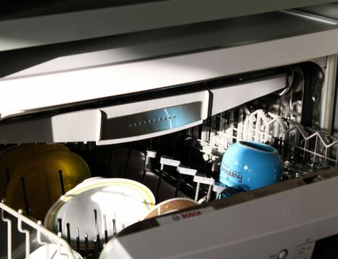 11 πράγματα που μπαίνουν στο πλυντήριο πιάτων και 7 που δεν πρέπει να μπουν ποτέ