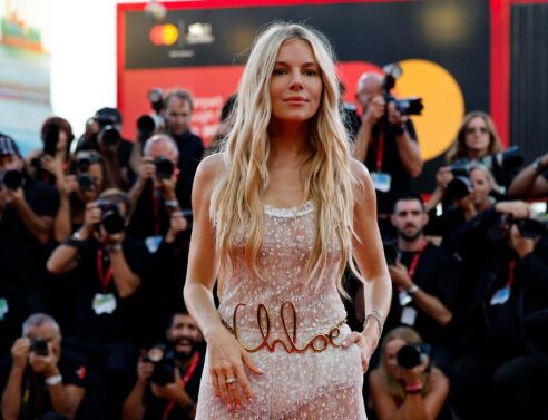 Σιένα Μίλερ: «Η σχέση μεγαλύτερης γυναίκας με νεότερο άνδρα στοχοποιείται ακόμη»