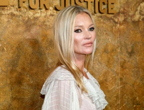 Κέιτ Μος: «Μη με αγγίζετε» φώναξε φτάνοντας στο σόου του Saint Laurent στο Παρίσι