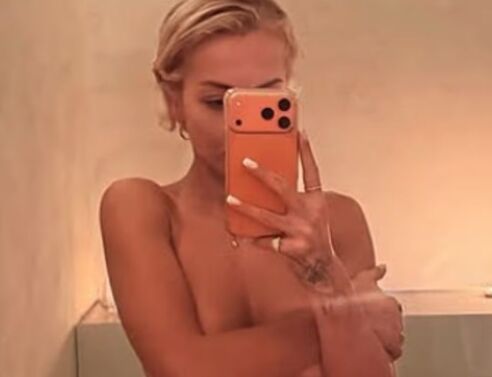 Η Ρίτα Όρα πόζαρε τόπλες και «έκαψε» τη Μελβούρνη 