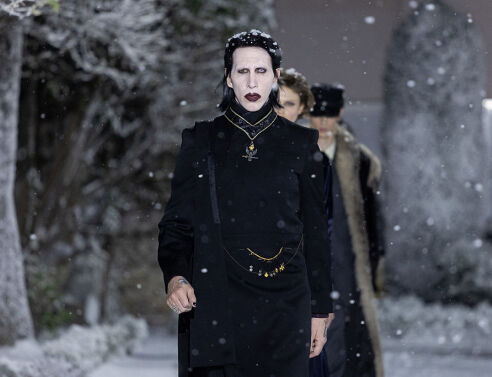 O Μέριλιν Μάνσον στην πασαρέλα στο Παρίσι ενώ επανέρχεται υπόθεση σεξουαλικής επίθεσης εναντίον του