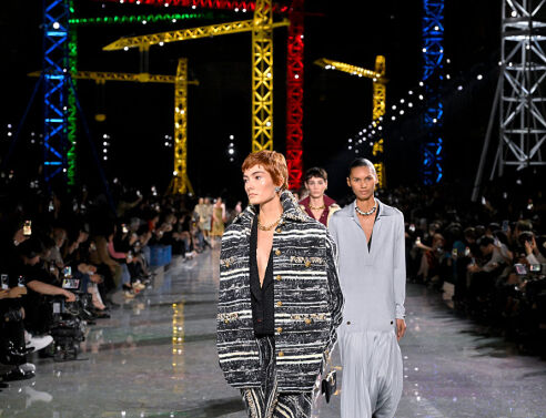 Η πρώτη μεγάλη Chanel του Ματιέ Μπλαζί γεμίζει το Παρίσι με λάμψη και tweed