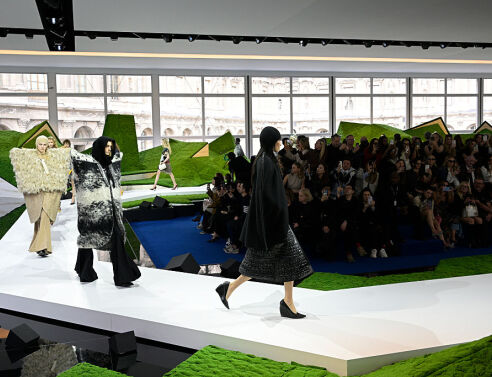 Ο Νικολά Γκεσκιέρ γύρισε τη Louis Vuitton σε ένα ορεινό fashion παραμύθι