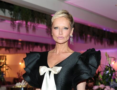 Αντριάνα Σκλεναρίκοβα: Αγνώριστη σε νέα εμφάνιση με κοντά μαλλιά και άσπρα φρύδια στο Παρίσι