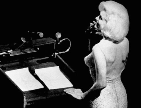 Naked dressing: Πώς το πιο αποκαλυπτικό trend της μόδας έγινε κυρίαρχο στα κόκκινα χαλιά