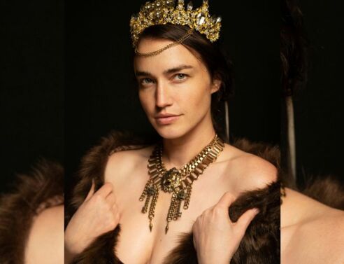 Η τιάρα βγαίνει από το παλάτι και μπαίνει στην καθημερινή γκαρνταρόμπα