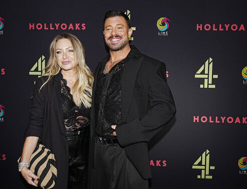 H Ρίτα Σάιμονς προχωρά σε μείωση στήθους για να ανακουφίσει τον πόνο από τη σκολίωση