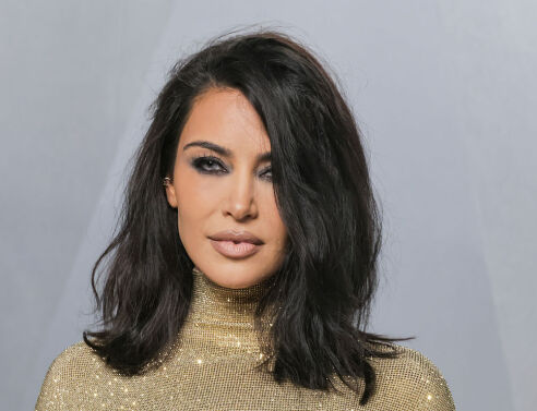 Η Κιμ Καρντάσιαν μετά βίας περπάτησε με το χρυσό Gucci look στο πάρτι των Όσκαρ του Vanity Fair