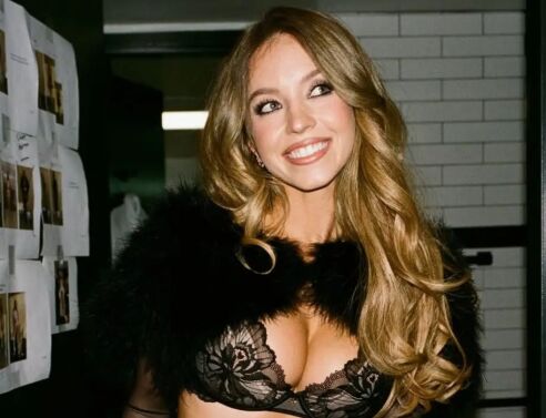 Η Σίντνεϊ Σουίνι επενδύει στη μόδα με τη δική της lingerie ταυτότητα