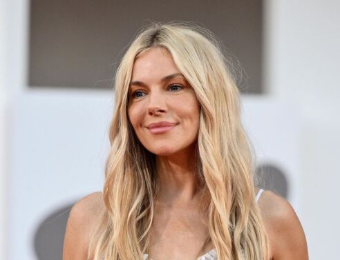 Σιένα Μίλερ για την εγκυμοσύνη στα 40+: «Οι άνδρες που κάνουν παιδιά στα 80 δεν κρίνονται»