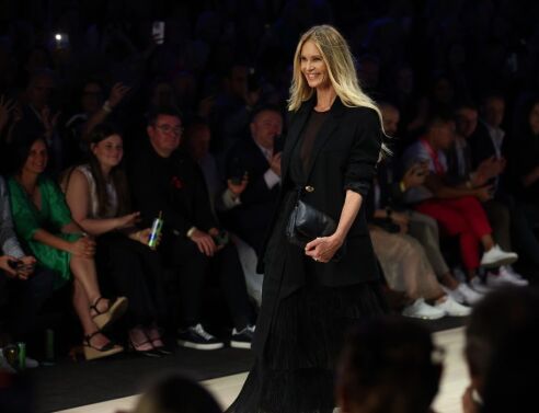 Έλ Μακφέρσον: Στα 62 της ποζάρει χωρίς φίλτρα και αποδομεί τον μύθο της «τέλειας» εικόνας