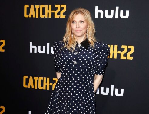 «Σταματήστε να με στοχοποιείτε»: Η Κόρτνεϊ Λαβ επιτίθεται στον Ντέιβ Γκρολ και ζητά να «μαζέψει» τους φαν του