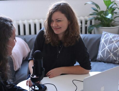 Manosphere: Γιατί όλο και περισσότερες γυναίκες παρακολουθούν ανδρικά podcasts