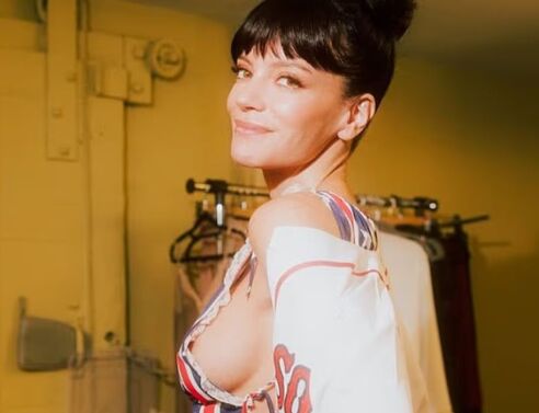 Λίλι Άλεν: Αποκαλυπτικές εμφανίσεις στα παρασκήνια της περιοδείας της στις ΗΠΑ