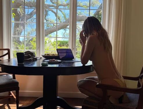 Σούκι Γουότερχαουζ χωρίς φίλτρα: Τολμηρές πόζες και «καυτά» στιγμιότυπα