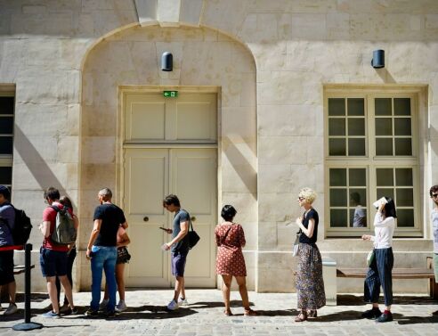 Γιατί κάποιοι εξοργίζονται με το «σπρώξιμο» στην ουρά και άλλοι όχι