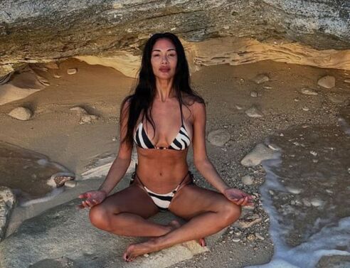 H Νικόλ Σέρζινγκερ εντυπωσιάζει με bikini και αφιέρωση στη «Μητέρα Γη»