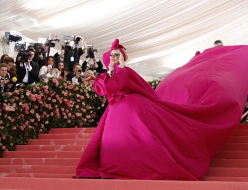 Πώς πάνε τουαλέτα οι σταρ στο Met Gala; Η απάντηση δεν είναι απλή