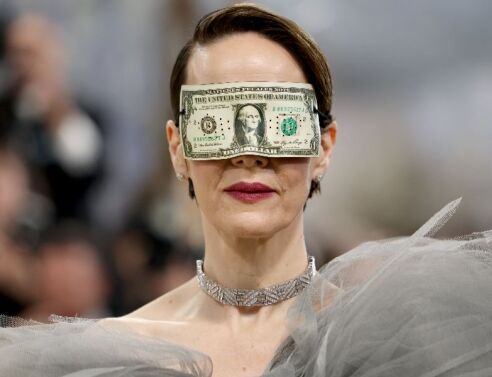 Τι ήθελε να πει η Σάρα Πόλσον στο Met Gala; - Η εμφάνιση με μάσκα «χαρτονόμισμα» που προκάλεσε συζητήσεις