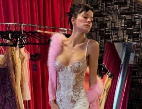 Η Λίλι Άλεν ποζάρει με lingerie και «καρφώνει» ξανά τον Ντέιβιντ Χάρμπουρ