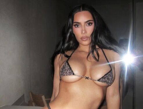 Η Κιμ Καρντάσιαν φωτογραφίζεται με micro lingerie και προκαλεί χαμό στα social media