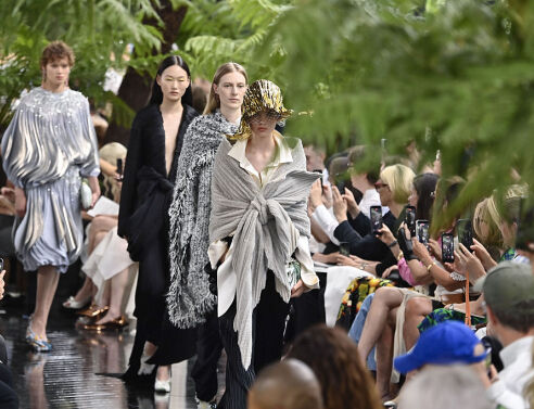 Dior: Εντυπωσιακή επίδειξη υψηλής ραπτικής στο Παρίσι μετά τον γάμο της Τέιλορ Σουίφτ με δημιουργία του Τζόναθαν Άντερσον