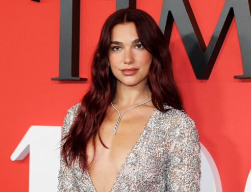 Αλβανία: Η Dua Lipa στηρίζει όσους διαδηλώνουν για το τουριστικό συγκρότημα της οικογένειας Τραμπ	