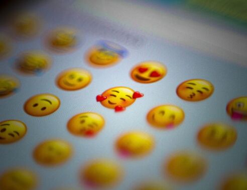 Ποιο emoji προδίδει την ηλικία σου – Τι χρησιμοποιούν Gen X, Gen Z και Gen Alpha