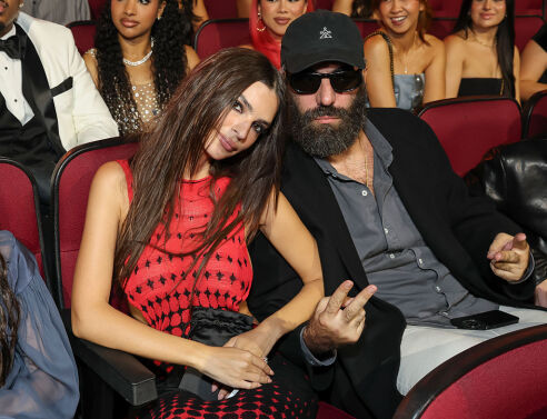 Έμιλι Ραταϊκόφσκι: Η τολμηρή εμφάνιση στα MTV VMAs και η αφιέρωση στον Ρομέν Γαβρά
