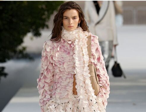 Dior: Ο Τζόναθαν Άντερσον ντύνει το φθινόπωρο με φορέματα σε σχήμα λουλουδιού
