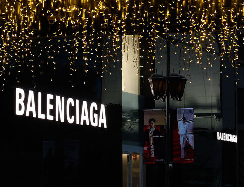 Balenciaga: Ο Πιερπάολο Πιτσόλι βάζει χρώμα και αφήνει πίσω τα chunky sneakers