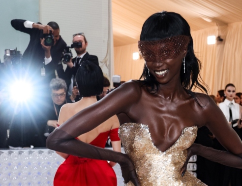 Η Anok Yai στο κόκκινο χαλί για το Met Gala 2023,στη Νέα Υόρκη