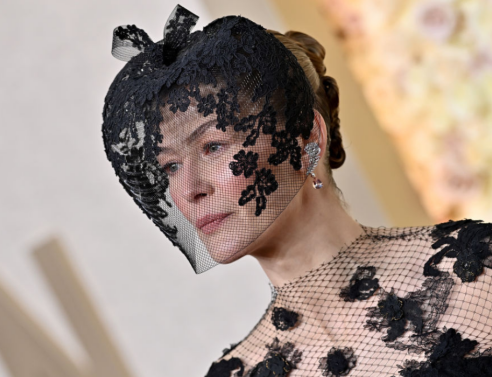 Χρυσές Σφαίρες 2024: Η Ρόζαμουντ Πάικ κάλυψε το πρόσωπό της με βέλο