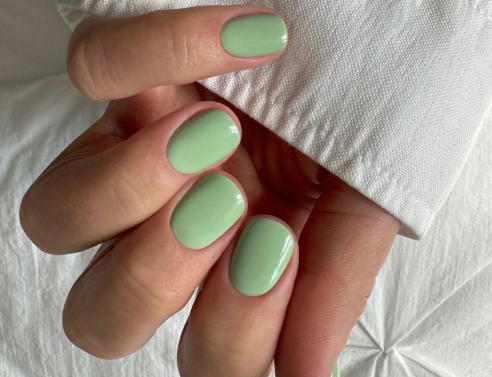 Mint nails: Το ουδέτερο μανικιούρ που θα λατρέψετε