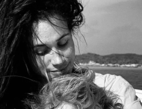 Η Μέγκαν μοιράστηκε μια ασπρόμαυρη φωτογραφία στην οποία κρατάει αγκαλιά την κόρη της