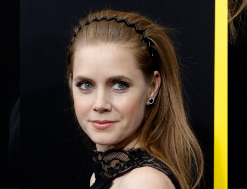 H Amy Adams με zig - zag hairband