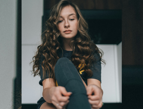 Οι Millennials ανακαλύπτουν ξανά τις κάλτσες συμπίεσης - και τις μετατρέπουν σε τάση