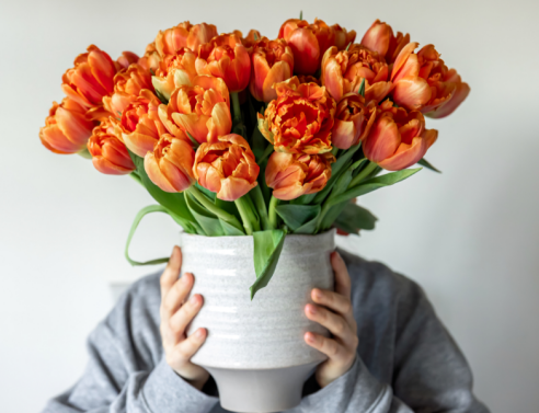 Λουλούδια στο βάζο: τα tips που θα τα κρατήσουν ζωντανά για περισσότερες μέρες