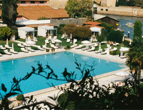 Στο διάσημο Hotel Cipriani, η Dior μάς ταξιδεύει στο καλοκαιρινό σύμπαν του Dioriviera